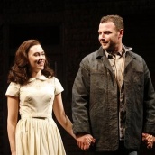 Scarlett Johansson junto a Liev Schreiber en la obra de Broadway "A View from the Bridge" original de Arthur Miller